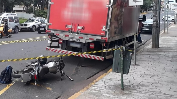 Acidente foi pouco depois das 6h da manhã, quando houve a colisão da moto no caminhão (Foto: Emerson Sanchez/TV Fronteira).