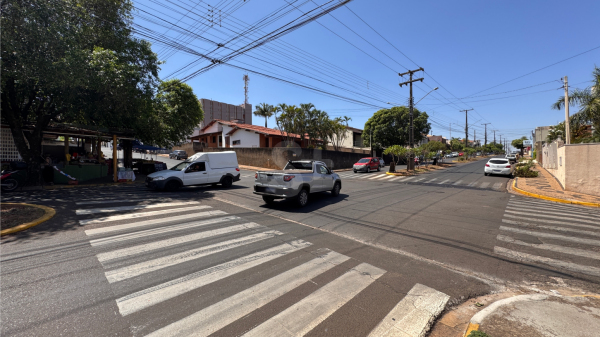 Cruzamento da Avenida Deputado Cunha Bueno com a Rua Joaquim Nabuco, centro de Adamantina (Siga Mais).