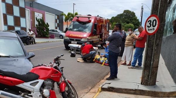 Acidente com moto e carro ocorrido no começo da tarde desta quinta-feira (4) na Alameda Bráulio Molina Frias (Cedida).