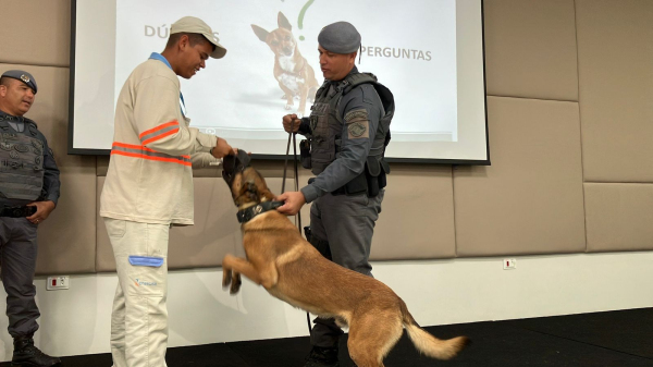 Policiais do Canil do Baep aplicam treinamento para leituristas da Energisa (Cedida/Energisa).