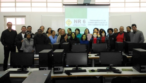 Equipe de limpeza da FAI recebe treinamento sobre equipamentos de proteção (Foto: Central FAI de Comunicação).