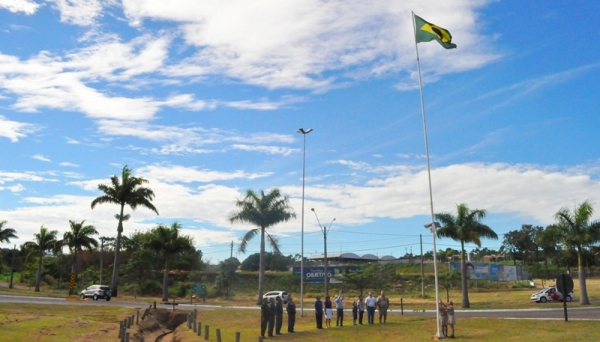 Solenidade reuniu autoridades civis e militares, para a troca da bandeira, no trevo de acesso a Adamantina (Foto: Assessoria de Imprensa).