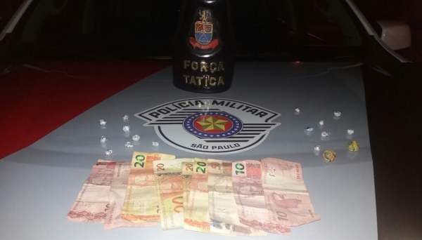 Porções de maconha, cocaÃna e R$ 170 em dinheiro, foram apreendidos pela PM, junto com adolescente que praticava tráfico pela região do Parque dos Pioneiros (Foto: Cedida/PM).