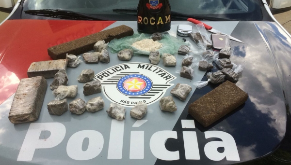 Drogas, balança e celular são apreendidos na operação. Seis pessoas ? sendo quatro adultos e dois adolescentes ? foram detidas pela PolÃcia Militar (Foto: Cedida/PM).