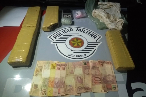 Droga, balança, dinheiro, embalagens plásticas e documentos, apreendidos pela Policia Militar, com passageiro de moto (Foto: Cedida/PM).