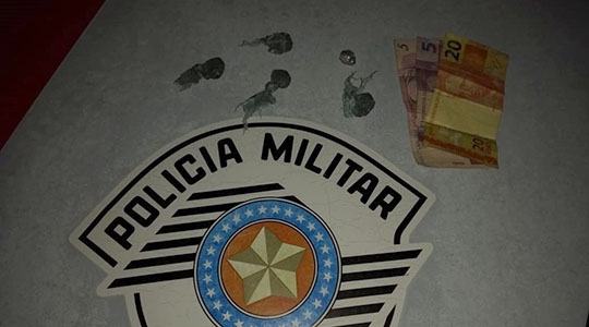 Droga e dinheiro apreendidos junto com os adolescentes infratores (Foto: Cedida/PM).