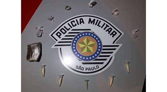 Maconha e cocaína foram apreendidos pela Polícia Militar, após recebimento de denúncia anônima de tráfico de drogas próximo a escola infantil (Foto: Cedida/PM).
