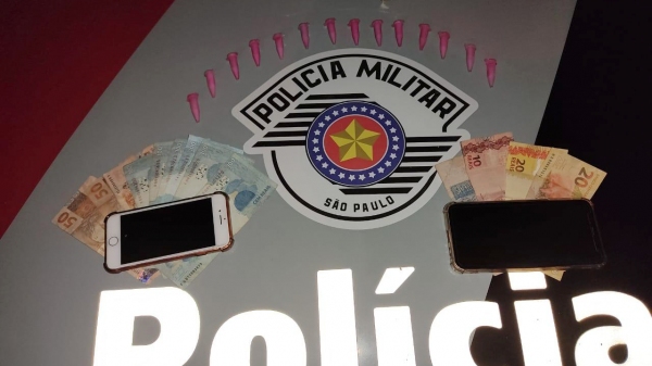 Droga, dinheiro e celulares apreendidos pela Polícia Militar na operação que levou duas pessoas à prisão (Cedida/PM).