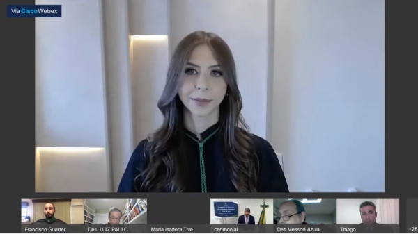 Em videoconferência, Maria Isadora Tiveron Frizão foi empossada juíza federal substituta no TRF2 (Reprodução/TRF2).