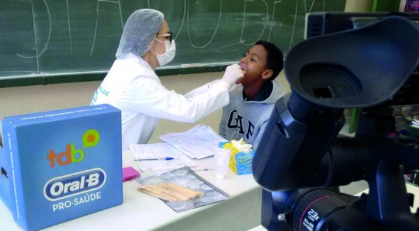 Coordenadora regional, Dra. Cinthia Eloá Quinto Martins realizando a triagem com os jovens da Escola Helen Keller (Assessoria de Imprensa/TdB).