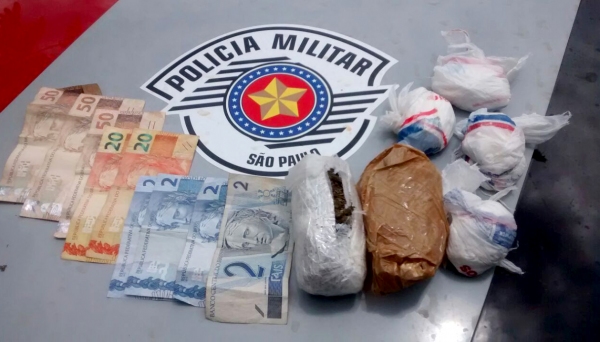 PM prende trio com maconha, cocaÃna, comprimidos de estimulante sexual e dinheiro (Foto: Cedida/PM).