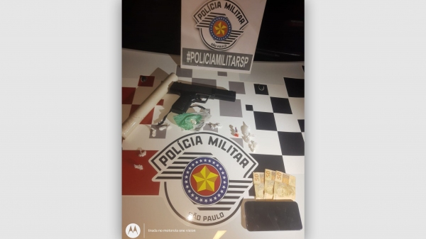 Droga, dinheiro, pistola depressão e outros objetos apreendidos (Divulgação/PM).
