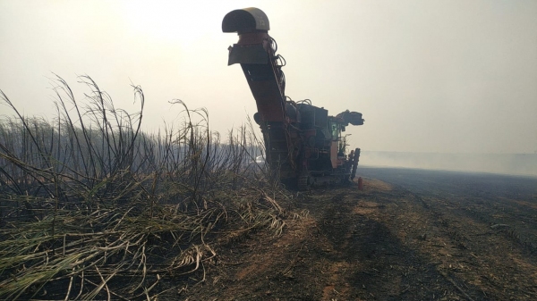 Ao todo o fogo atingiu nove propriedades rurais no municÃpio de Teodoro Sampaio (Foto: Cedida/PM Ambiental).