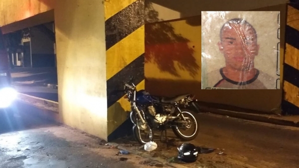 Érico Max Soares dos Santos, de 28 anos (no detalhe), morreu após sua moto chocar-se com estrutura de pontilhão. Foi socorrido, porém não resistiu aos ferimentos (Reprodução: Site Tupã Notícias).
