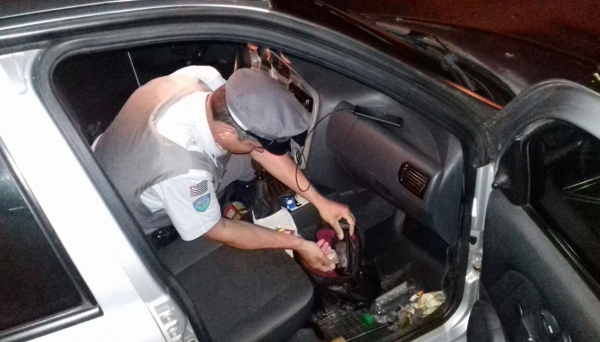 Em fiscalização no interior do carro, polÃcia rodoviária encontrou droga na bolsa da motorista, que é costureira (Foto: Cedida/PolÃcia Rodoviária).