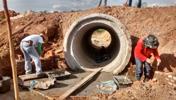Trabalho foi realizado na região do bairro rural Lagoa Seca, com implantação de seções de tubos de concreto (Foto: Assessoria de Imprensa).