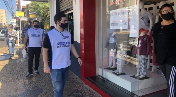 Fiscais do poder público acompanham nas ruas a atuação do comércio, que aderiu e pactuou compromisso (Assessoria de Imprensa).