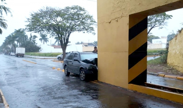 Mulher grávida bate o carro em coluna de concreto de um pontilhão, em Tupã. Ela estava grávida de gêmeos e perdeu os dois bebês com o impacto (Fotos: João Trentini).