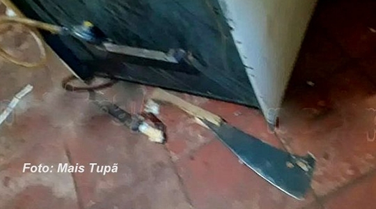 Homens se agrediram mutuamente após alucinações decorrentes do consumo de grande quantidade de álcool e drogas (Reprodução/Site Mais Tupã).