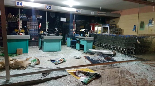 Porta de vidro temperado ficou destruída após ser atingida por carro dirigido por motorista alcoolizado (Foto: Reprodução/Site Jorge Zanoni).