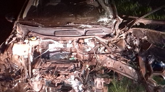 Carro conduzido pelo motorista embriagado ficou completamente destruído no acidente (Foto: Cedida/PM Rodoviária).