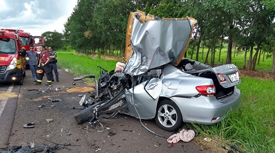 Motorista do carro, morador em Tupi Paulista, morreu após arremessar automóvel contra caminhão (Imagem: Cedida/PM Rodoviária).