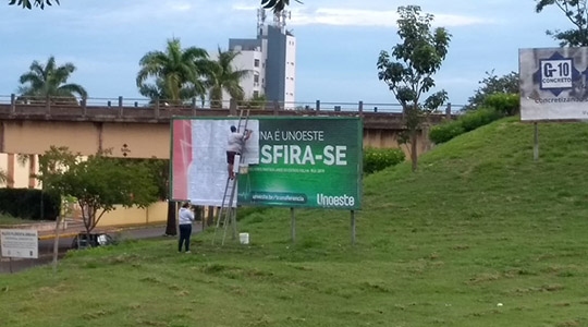 Após reações e repercussão em determinados setores da cidade, outdoor com campanha da Unoeste foi ocultado (Imagem: Reprodução).