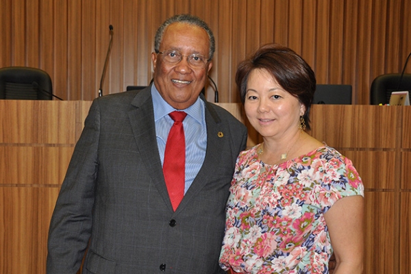 Presidente do Tribunal Regional do Trabalho da 15ª Região, desembargador Lorival Ferreira dos Santos, e a nova desembargadora Rosemeire Uehara Tanaka (Foto: Hélcio Guerra/TRT-15).