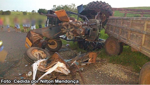 VW Saveiro e trator Valtra se envolvem em acidente na vicinal Iacri-Rinópolis (Foto: Nilton Mendonça/Reprodução Bastos Já).