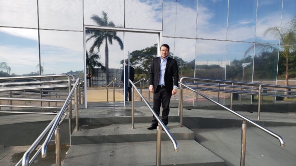 Reitor da UniFAI, professor doutor Paulo Sergio da Silva, em frente ao novo bloco construído no campus II (Divulgação).