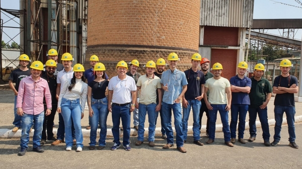 Grupo de estudantes e professores da UniFAI na planta industrial da Granol, em Osvaldo Cruz (Acervo Pessoal).