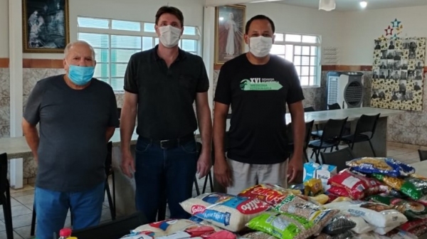 Representantes do Lar dos Velhos e do curso de Medicina Veterinária da UniFAI, na entrega dos alimentos (Acervo Pessoal).