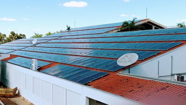 Em execução a instalação de sistema de geração de energia solar fotovoltaica, no Câmpus II com investimento de R$ 3,7 milhões (Cedida).