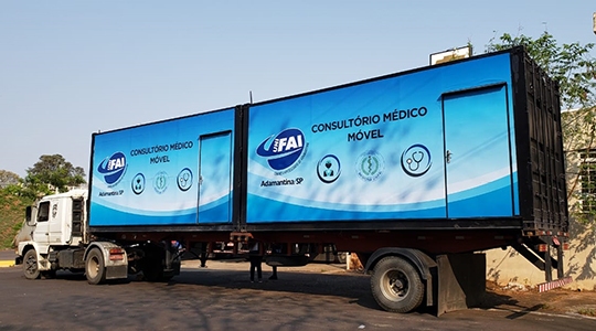 Os novos Consultórios Médicos Móveis (contêineres) da UniFAI foram apresentados à população por meio de carreata pelas principais ruas e avenidas de Adamantina na manhã desta terça, 24 (Fotos: Fabrício Lopes).