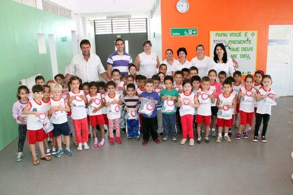Prefeito Ismael Calori, secretário Rodrigo Soares, diretora Sueli Costa, professoras e alunos na creche escola