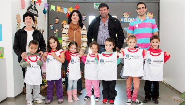 Professora Inês, diretora Sueli Costa, prefeito Ismael Calori, secretário Rodrigo Soares e alunos da escola Rute  (Foto: Maciel Dantas).