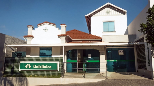 Espaço de saúde Uniclínica funciona de segunda a sexta-feira, das 8h às 17h30, na avenida Rio Branco, 297, centro de Adamantina (Divulgação).
