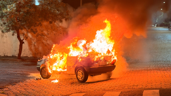 Carro foi consumido pelas chamas (Siga Mais).