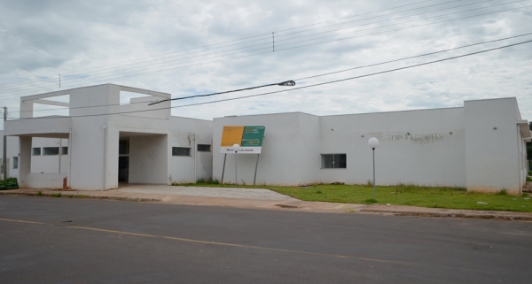 Prédio da UPA está em construção desde 2011. Desde então, uma sucessão de entraves burocráticos e falhas na obra dificultam sua finalização (Foto: Acácio Rocha).