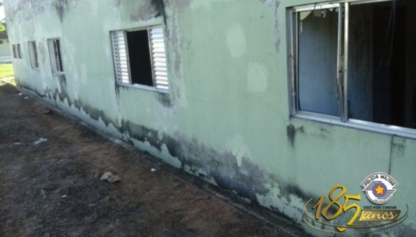Janelas de alumÃnio de prédio destinado à UPA foram alvo de furto, e autor foi preso em flagrante pela PM (Foto: Cedida/PM).