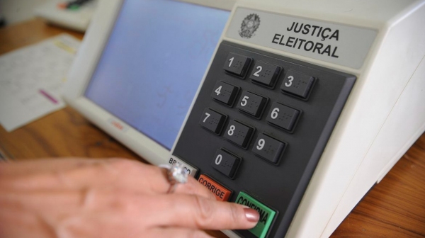 As seções ficarão abertas das 7h às 17h. Das 7h às 10h será mantido um horário preferencial para que pessoas com mais de 60 anos possam votar (Foto: Fábio Pozzebom/Agência Brasil).