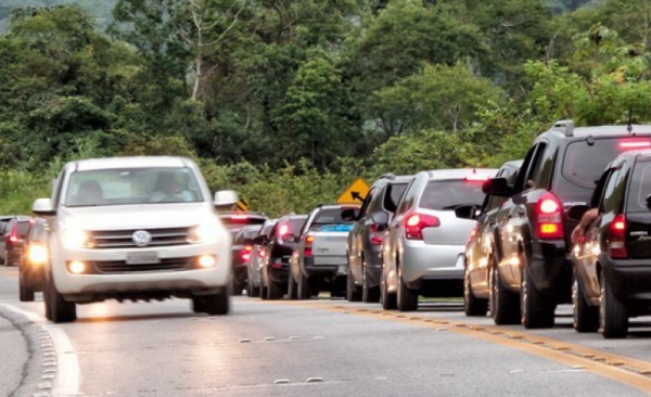 Motorista que não acender o farol baixo nas estradas ficará sujeito a penalidades (Foto: Ilustração).