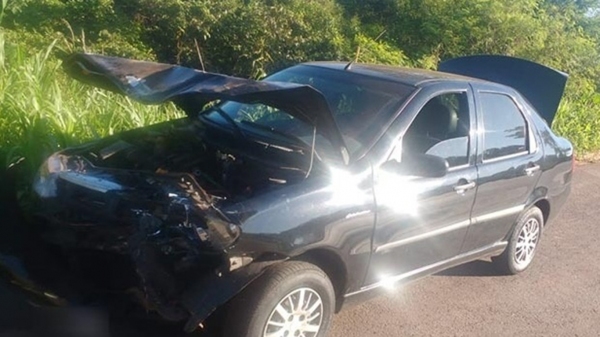 Carro ficou parcialmente danificado e mulher, que viajava como passageira, sofreu ferimentos leves (Foto: Reprodução/Tupã Notícias).