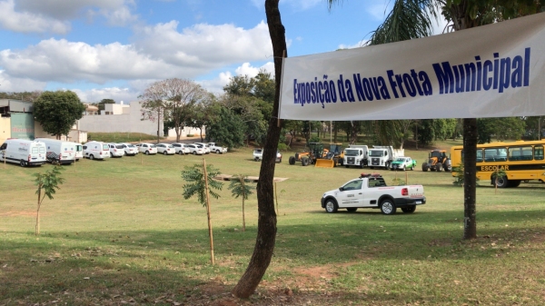 VeÃculos estão expostos no Parque dos Pioneiros (Foto: Siga Mais).