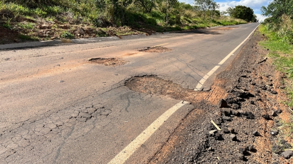 Um dos pontos mais críticos no recente recapeamento da vicinal Paschoal Milton Lentini (Imagem: Siga Mais/30/10/2022).