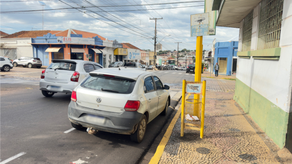 Carro estacionado irregularmente em ponto de ?nibus no centro de Adamantina (Siga Mais. 03/06/2025).