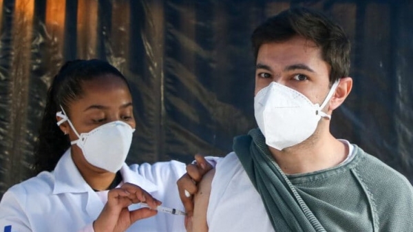 Vacinação contempla moradores de 26 anos, em primeira dose. Cidade tem cerca de 470 moradores nessa faixa etária (Foto: Gov SP).