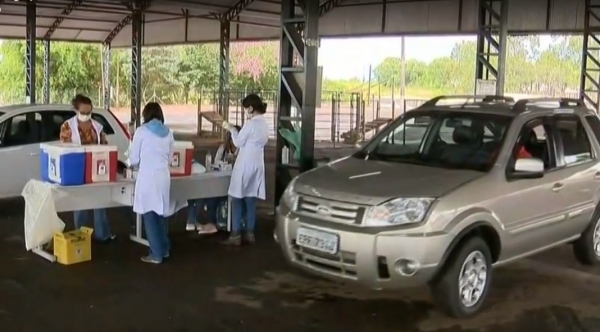Morador não precisa desembarcar do carro para receber a dose da vacina (Reprodução/TV Fronteira).