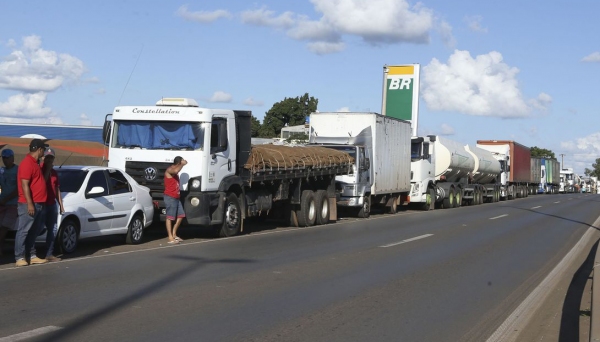 De acordo com o governo, cerca da metade das vias obstruídas pelos caminhoneiros foi desbloqueada (Foto: Valter Campanato/Agência Brasil).