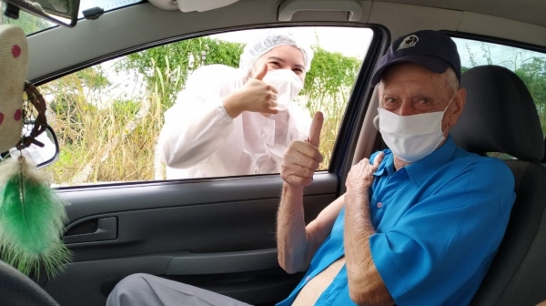 No sistema drive thru que acontecerá das 9h às 17h no Centro Integrado de Saúde (CIS), os idosos não precisam nem mesmo descer do veículo para receberem a vacina (Da Assessoria).